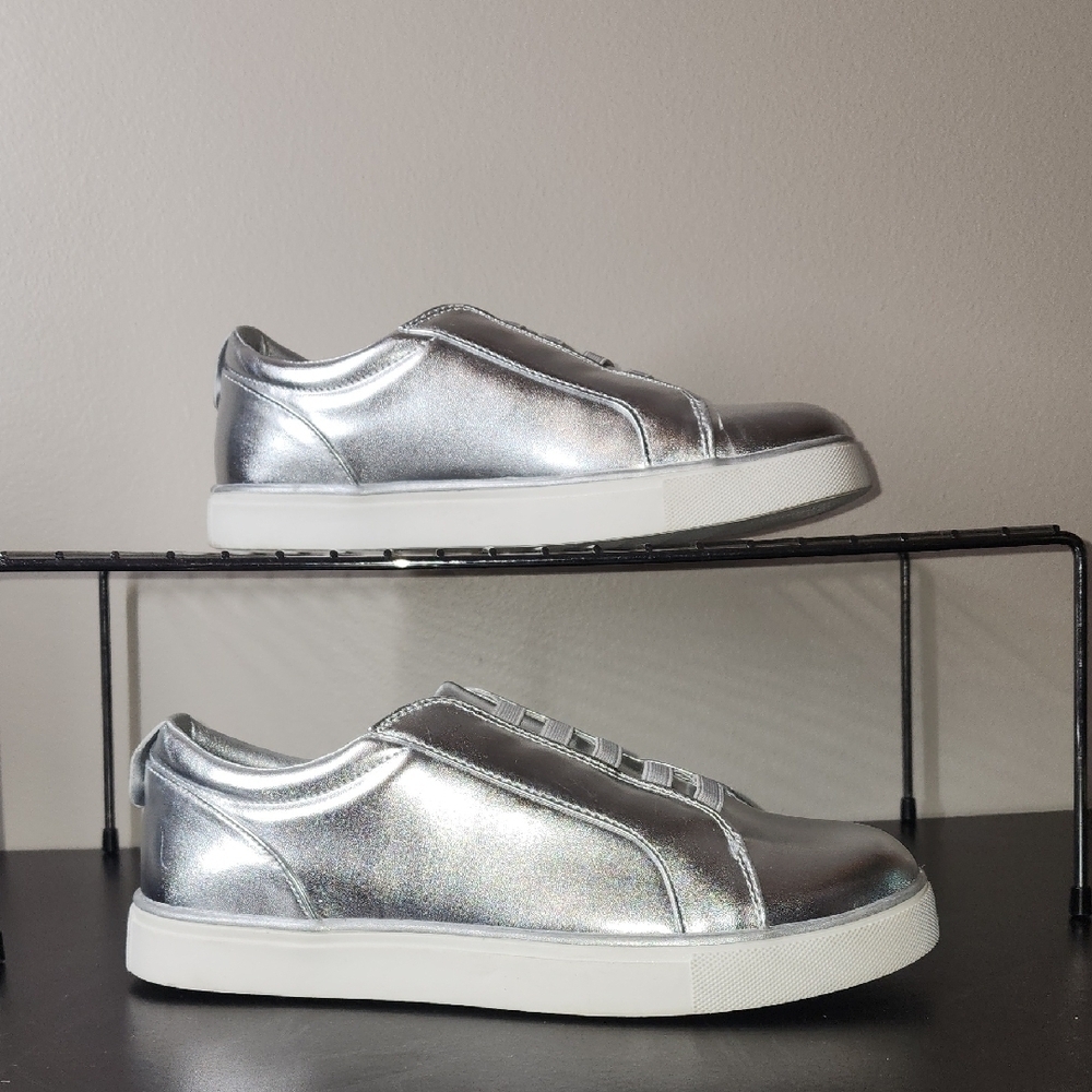 Kenneth Cole Reaction Silver White Sneakers Modern Style
